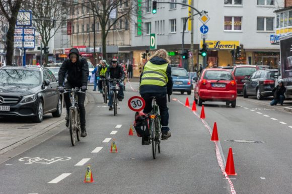 Fahrradfahrer haben am vergangenen Samstagmittag  für breitere Radwege demonstriert und die Osterstraße vorübergehend zur Einbahnstraße gemacht.