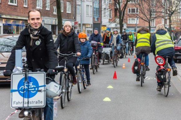 Rund 30 Demonstrationsteilnehmer waren dem Aufruf der Initiative "Kurs Fahrradstadt" gefolgt.