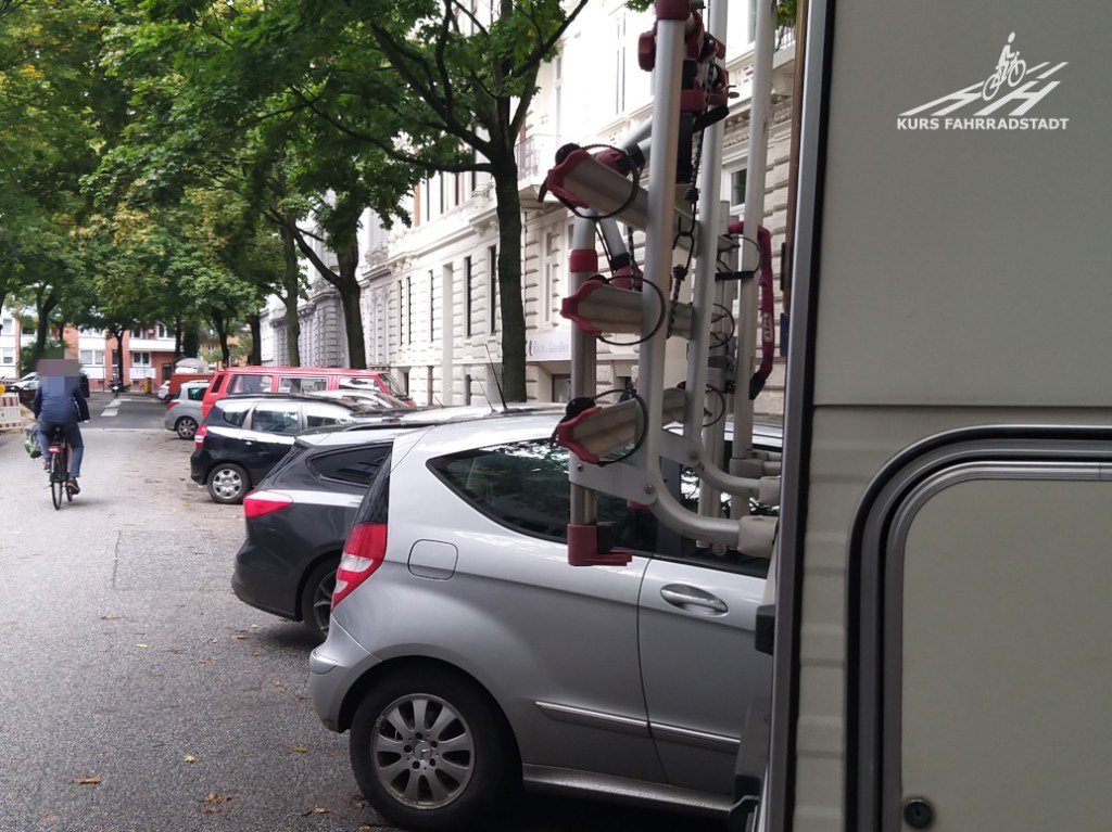 Mit Autos, Campern und Bullys zugestellte Wohnstraße im Grindelhof-Quartier