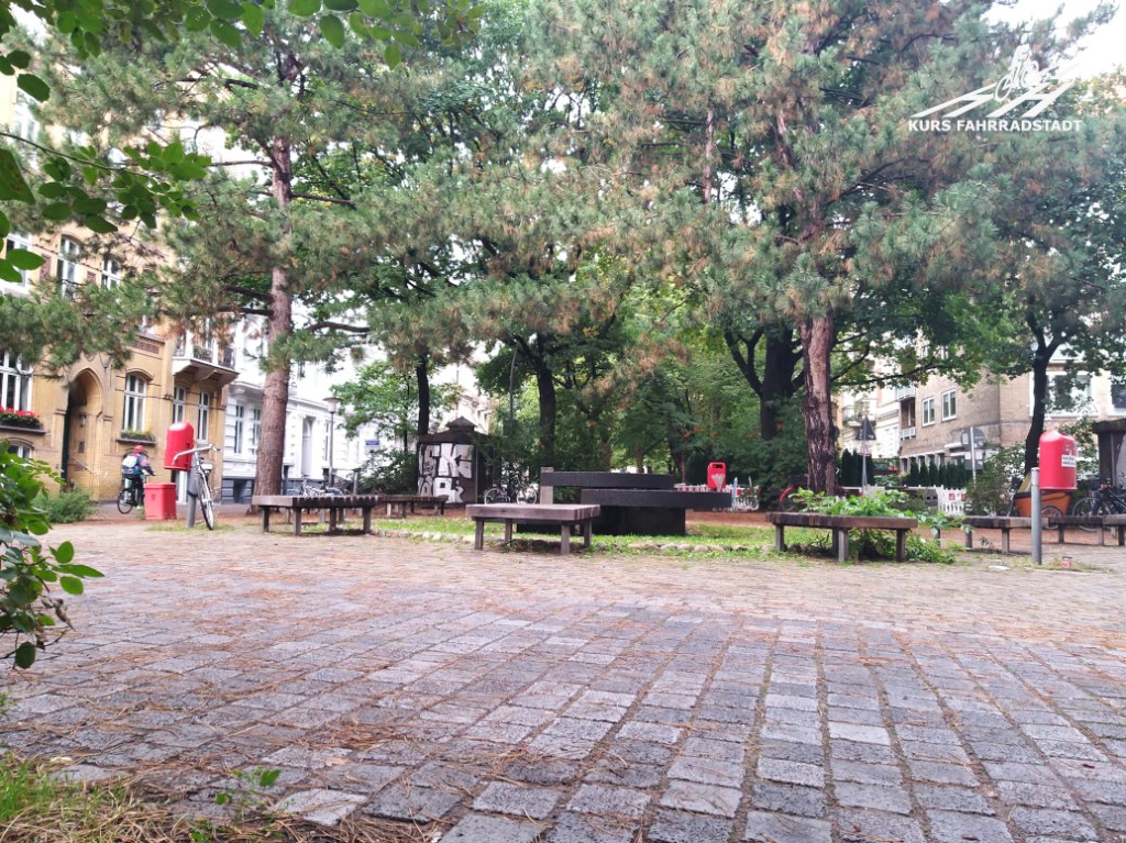 Bänke auf einem Platz an Born- und Dillstraße