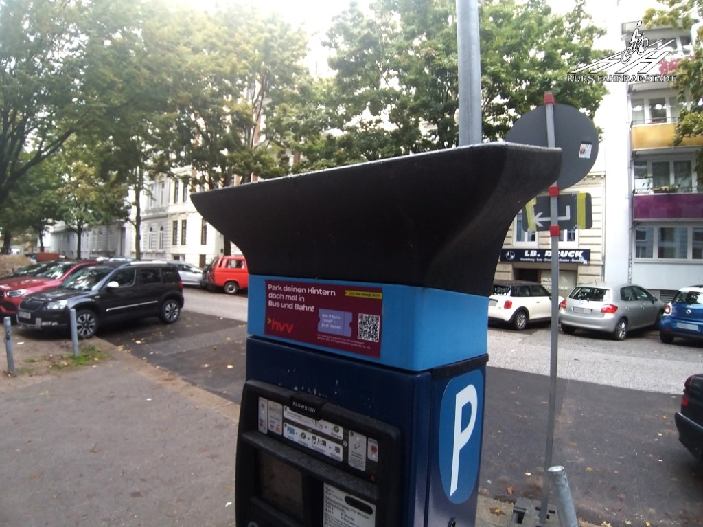 "Park deinen Hintern doch mal in Bus und Bahn" steht am Parkschein-Automaten
