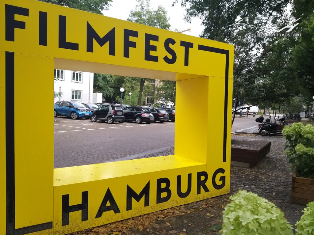 Filmfest Hamburg: Blick durch die Leinwand zeigt parkende Autos